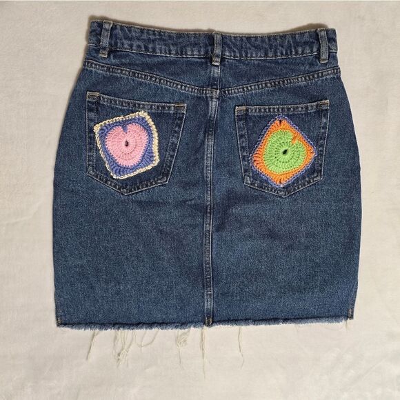 "H&M" Denim jeans skirt with handmade crochet decoration. Size 8 - Picture 14 of 16